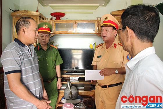 Đoàn công tác Ban ATGT tỉnh do Đại tá Cao Minh Phượng, Trưởng phòng CSGT Công an tỉnh dẫn đầu thăm hỏi, động viên gia đình có người thân tử vong do tai nạn giao thông