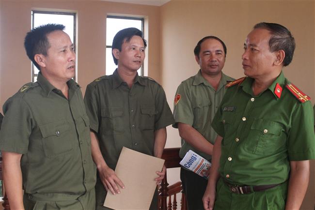 Thượng tá Hồ Phúc Đóa, Phó Trưởng Công an huyện Quỳnh Lưu                            trao đổi với lực lượng Công an xã về tình hình ANTT tại cơ sở 