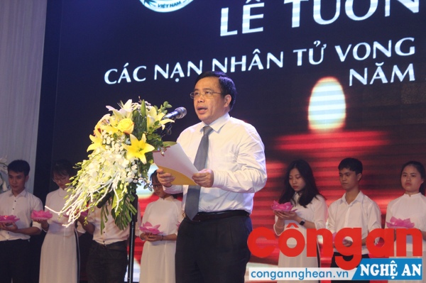 Đồng chí Huỳnh Thanh Điền - Phó Chủ tịch UBND tỉnh, Phó Trưởng ban thường trực Ban ATGT tỉnh phát biểu tại buổi lễ.