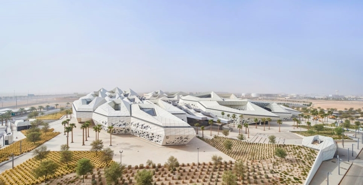 Trung tâm nghiên cứu và khảo sát dầu khí Quốc vương Abdullah ở Riyadh, Saudi Arabia, do Zaha Hadid thiết kế có cấu trúc mang hơi hướm của tương lai.
