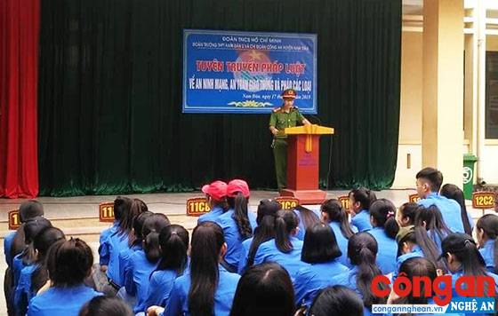 Buổi tuyên truyền, phổ biến, giáo dục pháp luật thu hút gần 1.200 học sinh của Trường THPT Nam Đàn 2 tham gia