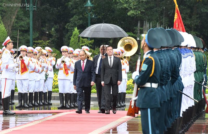 Hai Thủ tướng duyệt Đội Danh dự QĐND Việt Nam tại lễ đón. 