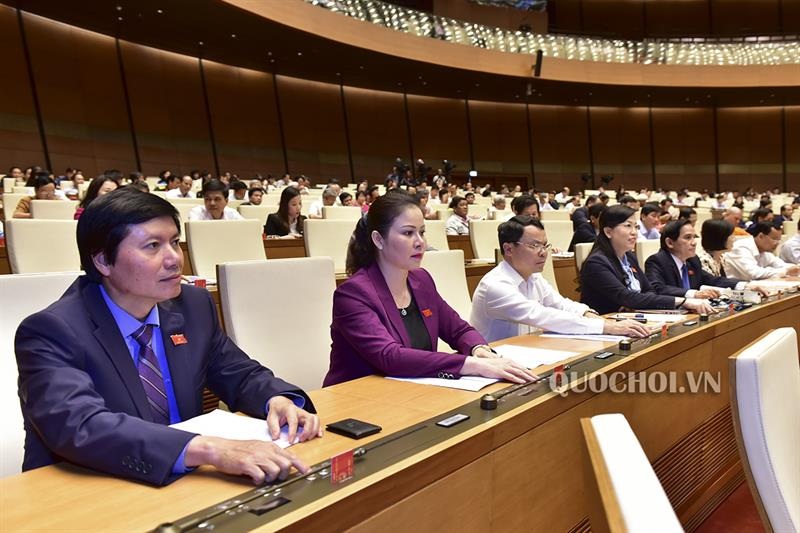 Đại biểu Quốc hội biểu quyết thông qua Luật Cảnh sát biển Việt Nam