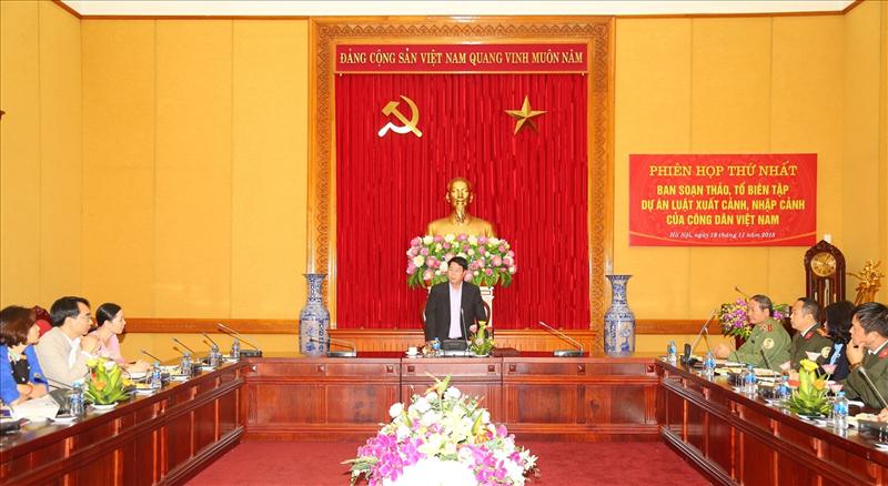 Thứ trưởng Bùi Văn Nam phát biểu tại phiên họp.