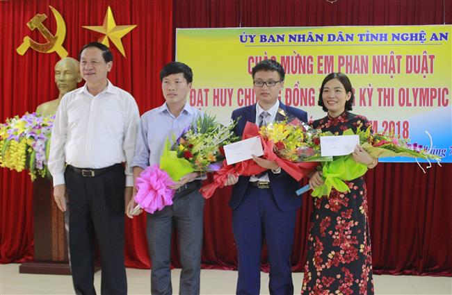 Niềm vui của cô giáo Lê Thị Lan (ngoài cùng bên phải) trong ngày  đón học sinh đạt giải tại Kỳ thi Olympic Hóa học quốc tế trở về