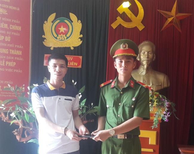 Chiến sỹ Đậu Văn Tỷ trao trả tài sản  cho anh Mai Văn Bằng