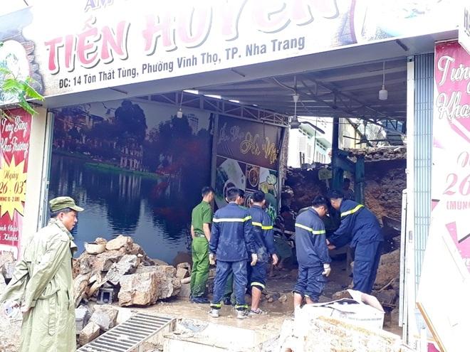 CBCS Phòng Cảnh sát PCCC Công an Khánh Hòa cùng Công an, dân quân phường Vĩnh Thọ, TP Nha Trang tìm kiếm người bị nạn do sạt lở núi ở đồi La San