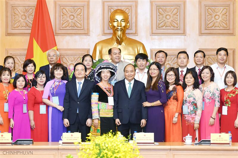 Thủ tướng Nguyễn Xuân Phúc với các đại biểu dự buổi gặp mặt.
