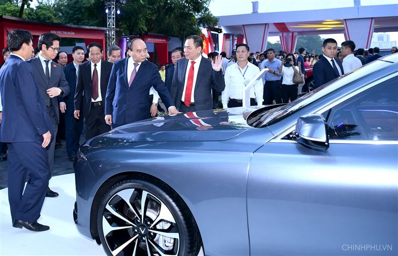 Thủ tướng Nguyễn Xuân Phúc tham quan mẫu ô tô của VinFast. Ảnh: VGP/Quang Hiếu