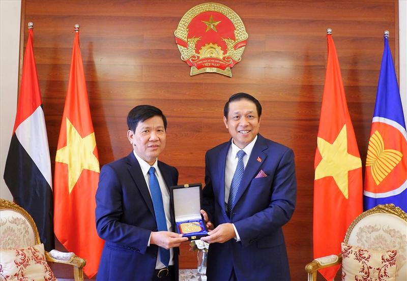 Thứ trưởng Nguyễn Văn Sơn trao quà của Bộ Công an Việt Nam tặng Đại sứ Trịnh Vinh Quang tại Đại sứ quán Việt Nam ở Thủ đô Abu Dhabi, Các Tiểu Vương quốc A-rập Thống nhất.