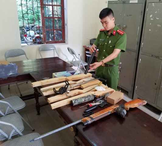 Cán bộ công an Vũ Quang kiểm tra tang vật để phục vụ công tác điều tra