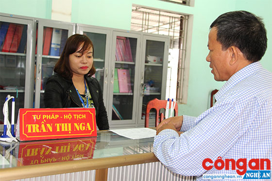 Người dân đến đăng ký các vấn đề liên quan đến hộ tịch tại UBND xã Diễn Thịnh (Diễn Châu) được cán bộ tư pháp hướng dẫn tận tình