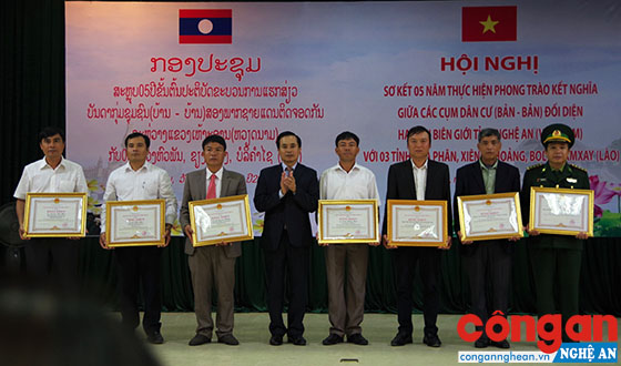 Đồng chí Lê Ngọc Hoa, Phó Chủ tịch UBND tỉnh Nghệ An tặng Bằng khen cho các tập thể và cá nhân 3 tỉnh của nước bạn Lào