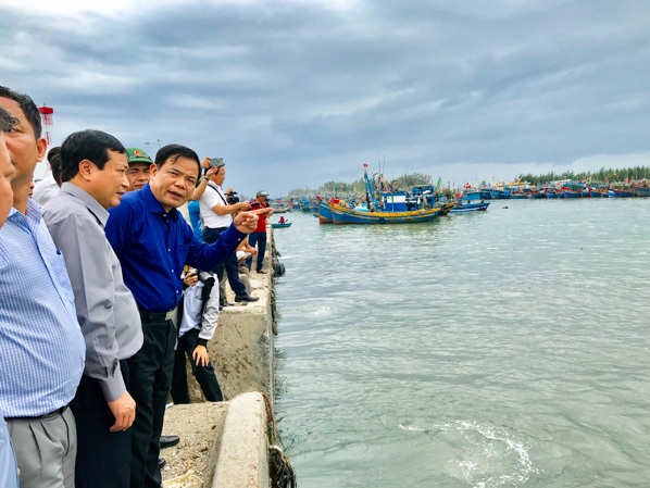 Bộ trưởng Nguyễn Xuân Cường kiểm tra tình hình tàu thuyền tránh trú bão tại Cảng Bến Lội - Bình Châu. Ảnh báo BRVT