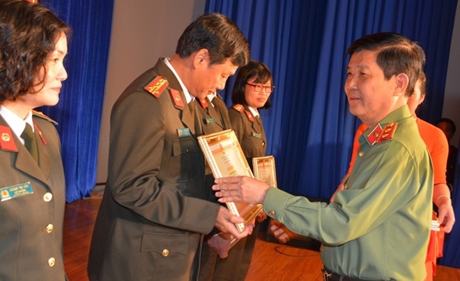 Thứ trưởng Nguyễn Văn Sơn trao Bằng khen tặng các tập thể, cá nhân có thành tích xuất sắc.