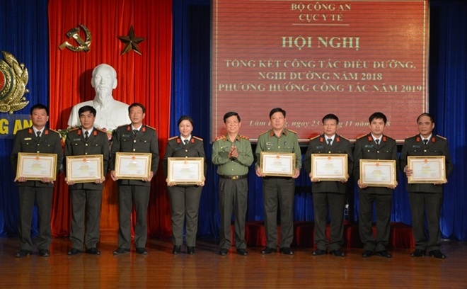 Thứ trưởng Nguyễn Văn Sơn với các tập thể, cá nhân có thành tích xuất sắc được Bộ Công an và Cục Y tế khen thưởng.