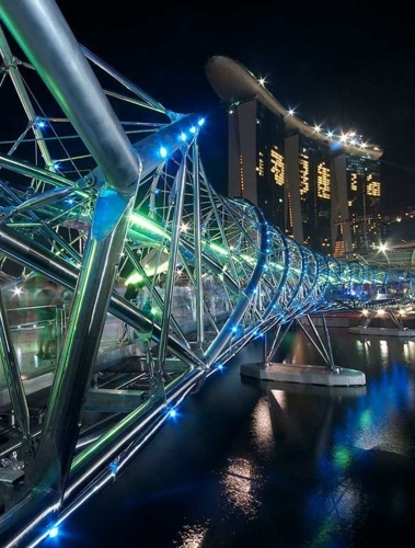Cầu Helix, Singapore: Cây cầu độc đáo bắc ngang dòng sông Singapore được thiết kế giống như một chuỗi ADN. Vận hành năm 2010, cây cầu này được làm chủ yếu từ thép và được trang trí vào buổi tối bằng những dài đèn LED đầy màu sắc.