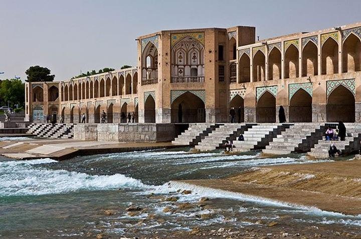 Cầu Khaju, Iran: Vua Ba Tư Shah Abbas II đã cho khởi công xây dựng công trình này từ thế kỷ 17. Cầu Khaju có 23 vòm và còn có chức năng như một con đập, kiểm soát mực nước của sông Zayandeh.