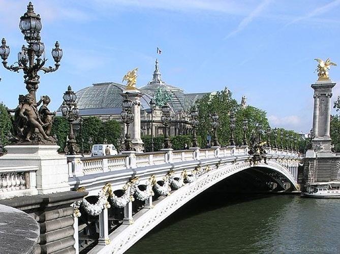 Cầu Pont Alexandre III, Pháp: Thanh lịch có lẽ là từ đúng nhất để miêu tả cây cầu này. Nằm ở Paris, công trình này bắt đầu khởi công năm 1896 và hoàn thành năm 1900. Mặc dù là cây cầu của Pháp nhưng tên gọi của nó được đặt theo tên của hoàng đế Aleksandr III của Nga để tôn vinh quan hệ Nga - Pháp.