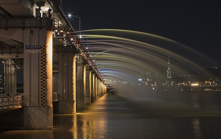 Cầu Banpo, Hàn Quốc: Cây cầu này nằm ở Seoul bắc qua sông Hàn và được xây dựng năm 1982. Hệ thống vòi nước trên cây cầu phun 190 tấn nước/phút từ mỗi bên cầu. Buổi tối, màu sắc của những vòi phun nước thay đổi theo một dải cầu vồng với 10.000 đèn LED tạo nên những hiệu ứng màu sắc vô cùng ấn tượng.