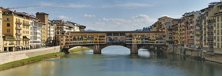 Cầu Ponte Vecchio, Italy: Cầu Ponte Vecchio nằm ở thành phố Florence, Italy bắc ngang dòng sông Arno có lịch sử lâu đời. Trải qua nhiều lần xây dựng lại và tu sửa trong suốt lịch sử, Ponte Vecchio là cây cầu duy nhất ở Florence tồn tại qua Thế chiến II mà không bị phá hủy./.