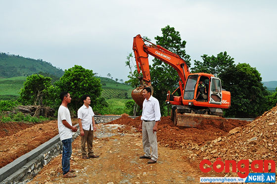 Kiểm tra việc xây dựng bãi rác tập trung xã Nghĩa Sơn, huyện Nghĩa Đàn