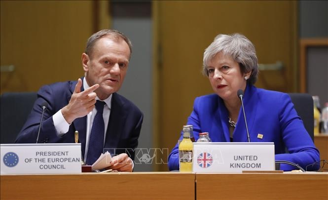 Chủ tịch Hội đồng châu Âu Donald Tusk (trái) và Thủ tướng Anh Theresa May tại hội nghị thượng đỉnh EU ở Brussels, Bỉ ngày 25/11/2018. Ảnh: AFP/ TTXVN