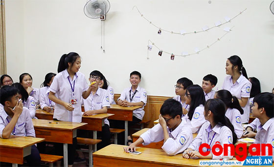 1 buổi tranh biện của các thành viên trong Câu lạc bộ PDC Trường THPT chuyên Phan Bội Châu, TP Vinh