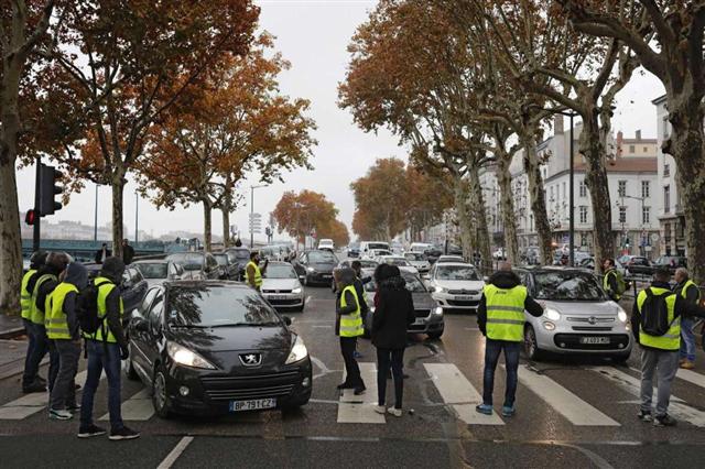 Người biểu tình gây cản trở giao thông trên nhiều tuyến đường lớn tại Pháp. (Ảnh: AP)