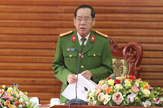 Đồng chí Đại tá Hồ Sỹ Tuấn, Phó Giám đốc Công an tỉnh phát biểu tại hội nghị