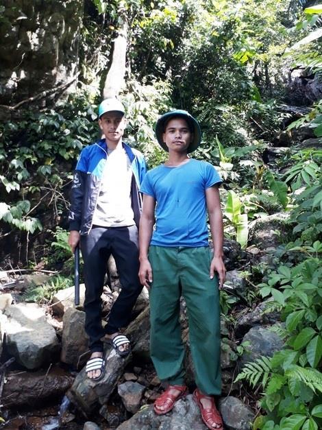 Thuận (bên phải) và Cường tình nguyện bảo vệ rừng.
