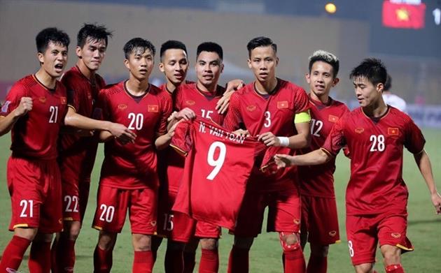 Các tuyển thủ Việt Nam giơ áo số 9 như lời động viên Văn Toàn