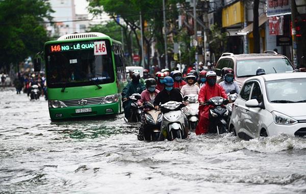 Mưa to khiến nhiều tuyến đường trên địa bàn TP Hồ Chí Minh bị ngập sâu.