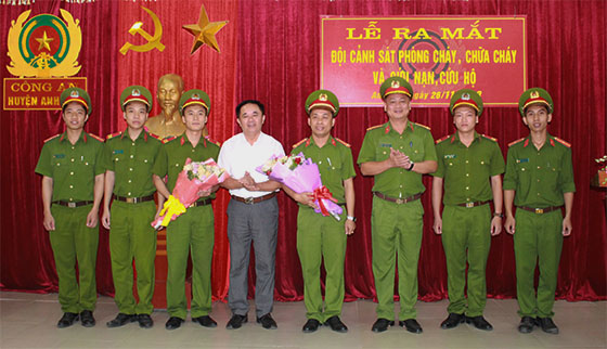  Lãnh đạo huyện Anh Sơn và Công an huyện trao quyết định, tặng hoa cho Đội Cảnh sát Phòng cháy chữa cháy và Cứu nạn, cứu hộ