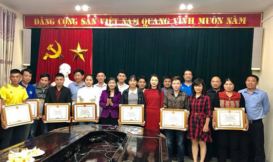 Thừa ủy quyền, bà Nguyễn Thị Thanh Hương, Phó Giám đốc Sở Văn hóa và Thể thao trao Bằng khen của UBND tỉnh cho các huấn luyện viên, vận động viên đạt giải