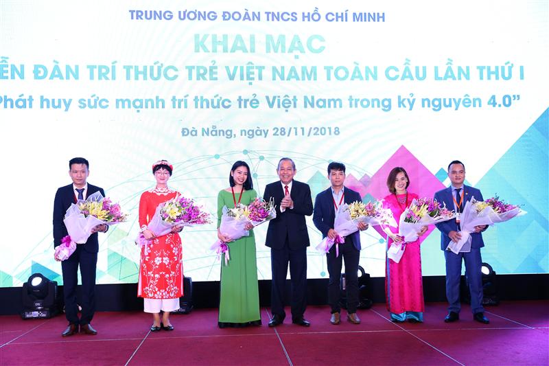 Phó Thủ tướng tặng hoa các trí thức trẻ tiêu biểu. Ảnh: VGP/Lê Sơn