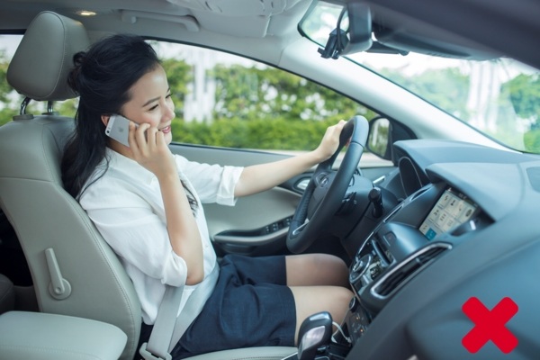Vừa lái xe vừa sử dụng điện thoại sẽ làm tăng nguy cơ gặp tai nạn cho bạn.