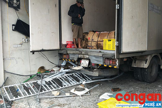 Ô tô tải đâm vào nhà dân sau tai nạn tối 27-11 khiến nhiều tài sản bị hư hỏng
