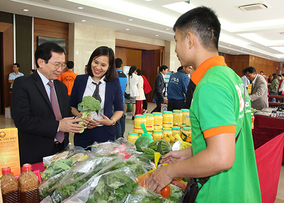 Đồng chí Đinh Viết Hồng tham quan gian hàng trưng bày các sản phẩm hàng hóa của HTX nông nghiệp xanh Hồng Phong