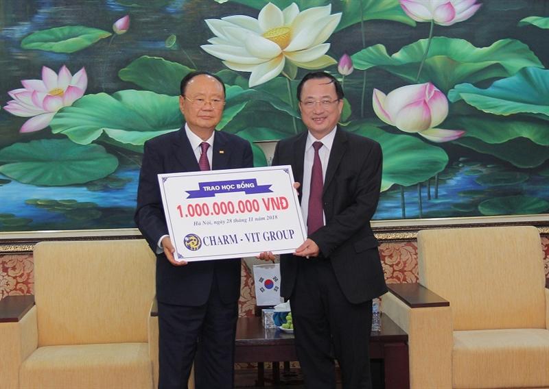 Chủ tịch Lee Dae Bong trao tượng trưng học bổng 1 tỷ đồng cho Bộ Công an.
