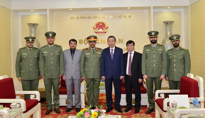 Bộ trưởng Tô Lâm; Ngài Thiếu tướng Faleh Shuja Alotaibi cùng các đại biểu.