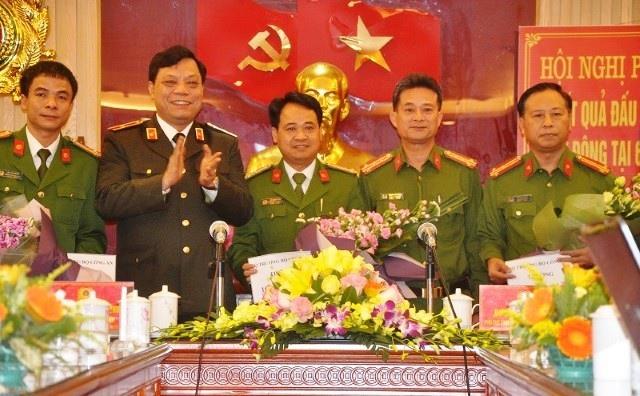 Thiếu tướng Nguyễn Hải Trung, Giám đốc Công an tỉnh Thanh Hóa thay mặt Bộ Công an trao thưởng cho Ban chuyên án. Ảnh báo Thanh Hóa