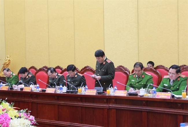 Thiếu tướng Lương Tam Quang trình bày Báo cáo tóm tắt tại buổi làm việc