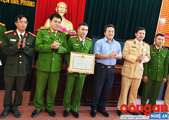 Đồng chí Lê Văn Giáp, Chủ tịch UBND huyện Quế Phong trao thưởng cho cán bộ, chiến sỹ Công an huyện về thành tích đấu tranh phòng, chống tội phạm