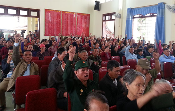 Đại diện các tổ chức đoàn thể, nhiều người dân tố cáo, lên án, phản đối , yêu cầu linh mục Đặng Hữu Nam rời khỏi địa bàn