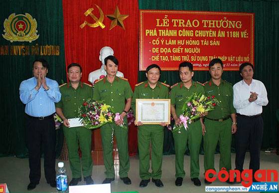 Thường trực Huyện ủy trao thưởng Công an huyện Đô Lương