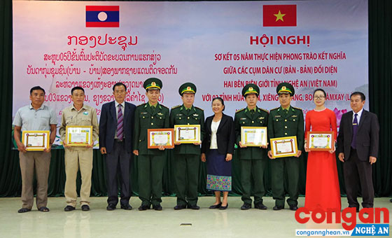 Chính quyền 3 tỉnh của Lào tặng Bằng khen cho các tập thể, cá nhân của tỉnh Nghệ An có thành tích xuất sắc trong 5 năm thực hiện phong trào kết nghĩa