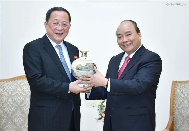 Thủ tướng Nguyễn Xuân Phúc trao quà lưu niệm tặng Bộ trưởng Ngoại giao Triều Tiên. - Ảnh: VGP/Quang Hiếu