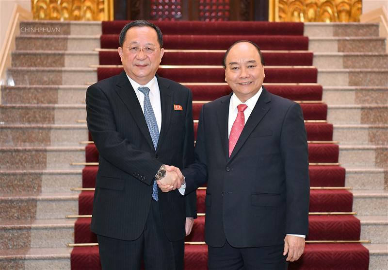 Thủ tướng Nguyễn Xuân Phúc và Bộ trưởng Ngoại giao Triều Tiên. - Ảnh: VGP/Quang Hiếu