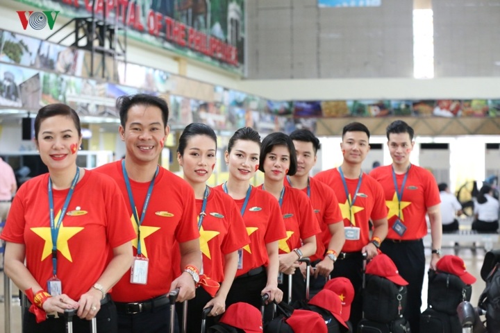 Ở chuyến bay này, các tiếp viên và phi hành đoàn mặc đồng phục áo đỏ sao vàng.
